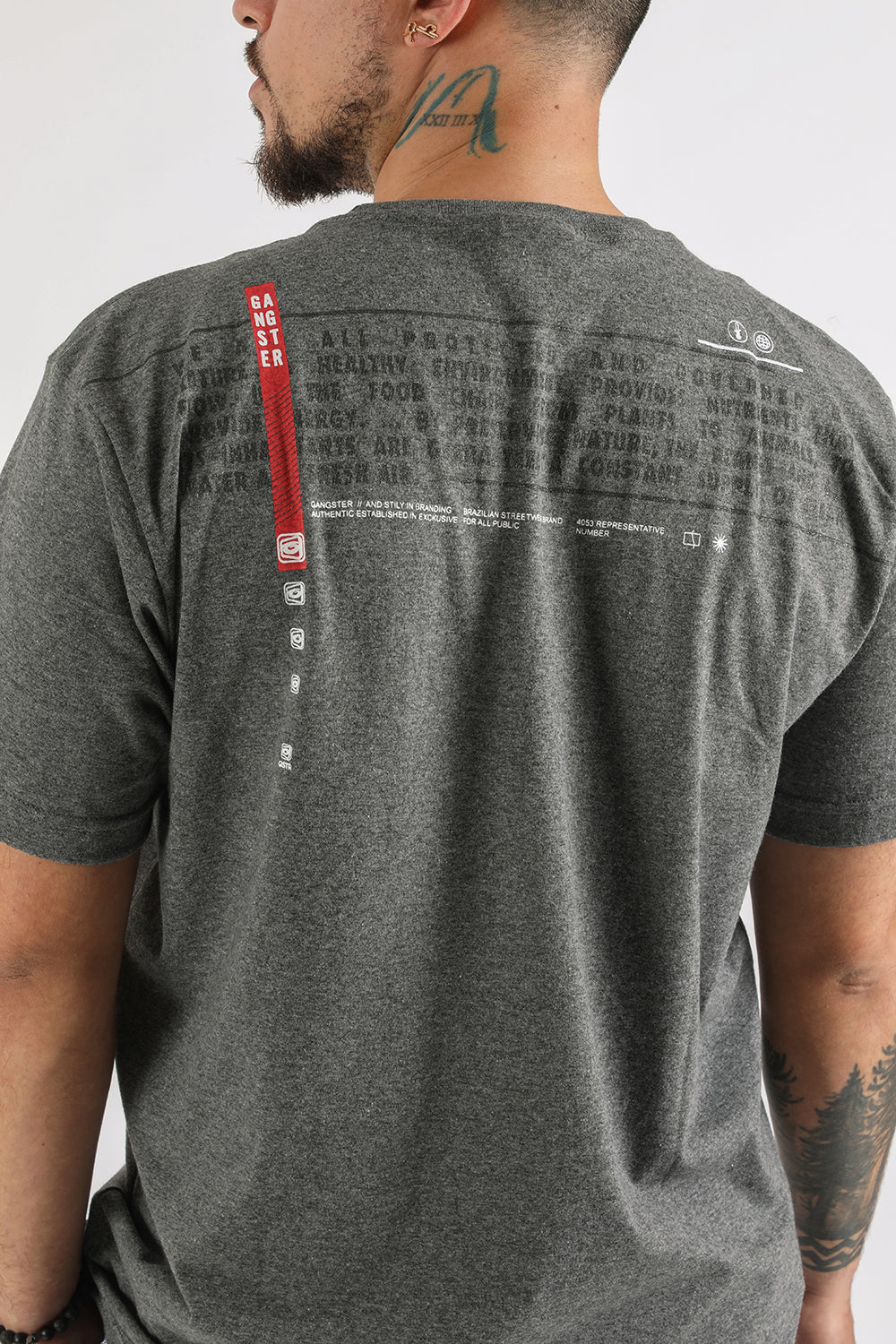 Polera Mc Básica Narrative Gris Gangster